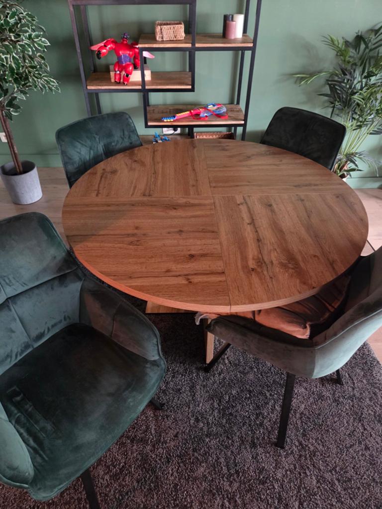 4 stoelen en een rond tafel, Ophalen