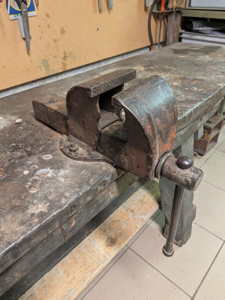 Établi ancien en bois massif + étau, Bricolage & Construction, Enlèvement, Utilisé, Moins de 70 cm, Étau