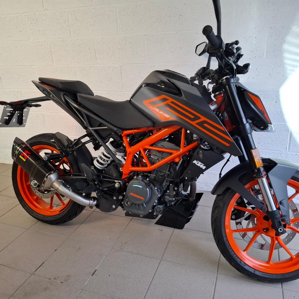 Ktm Duke 125 3150 km + Akra!!!!, Motoren, Occasion, Particulier, 125 cc, 11 kW of minder