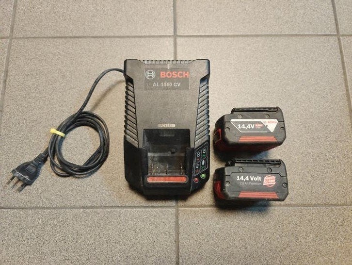 Bosch batterijen 14,4 volt en lader, Ophalen, Gebruikt