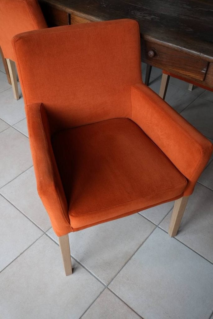 3 Maro eetkamerstoelen–terracotta/oranje–zeer nette staat, Huis en Inrichting, Stoelen, Zo goed als nieuw, Drie, Hout, Stof, Overige kleuren