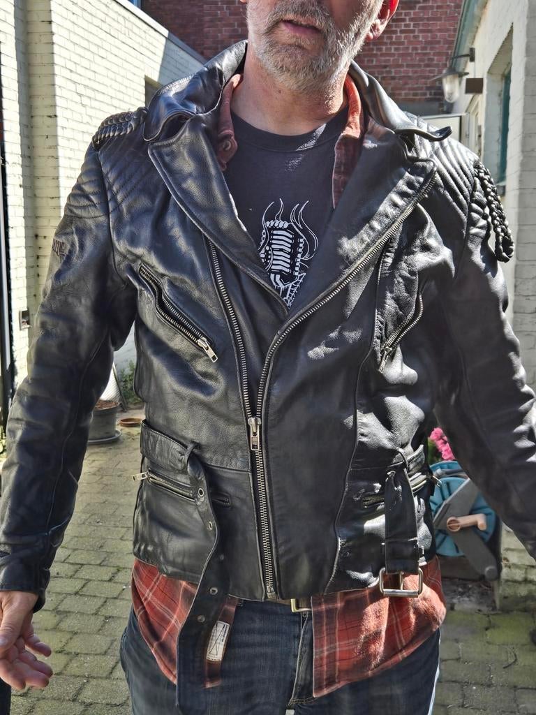 Motorjas gedragen maar in goede staat, Enlèvement