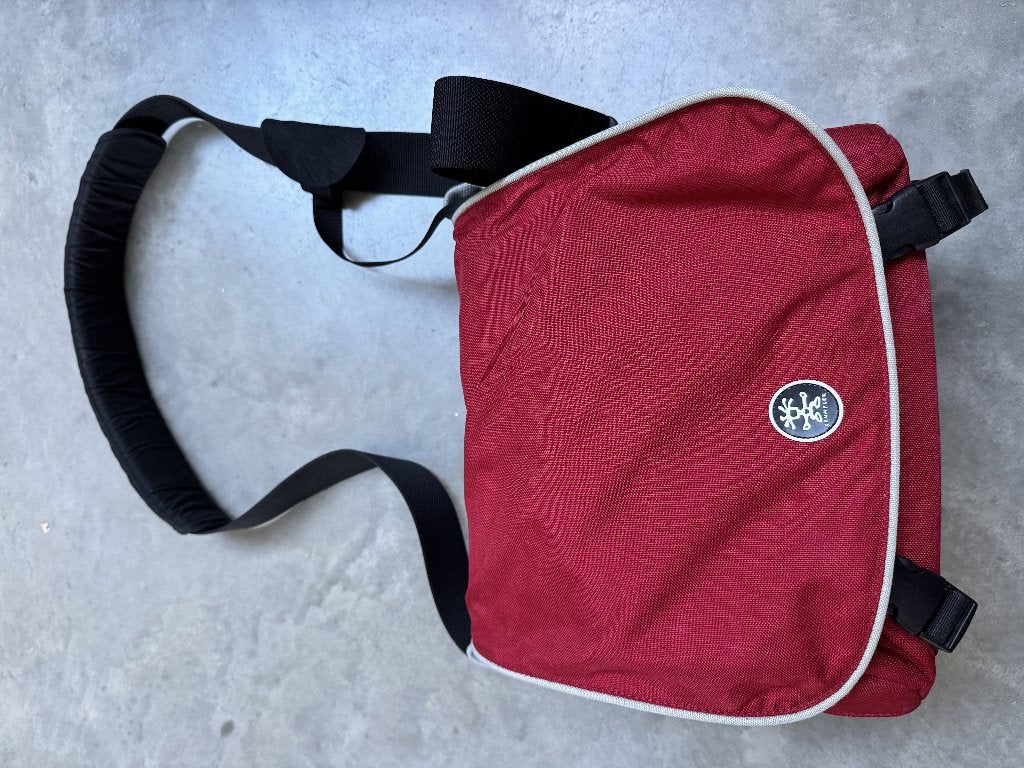 Crumpler fototas met verstelbare vakverdeling, Rood, Ophalen of Verzenden, Zo goed als nieuw, Voorvak