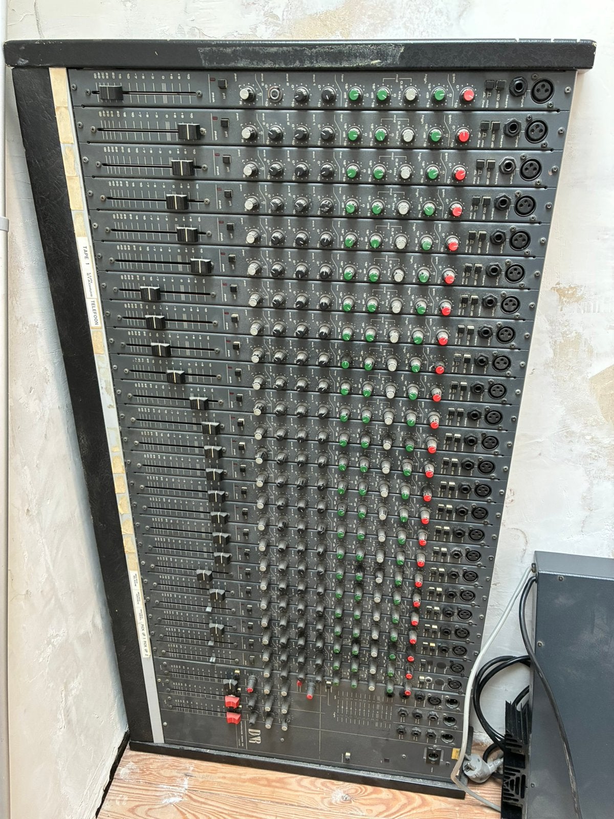 24 kanaals mengtafel d&r series 700 mkIII, Musique & Instruments, Tables de mixage, Enlèvement, Utilisé, 20 canaux ou plus, Entrée micro