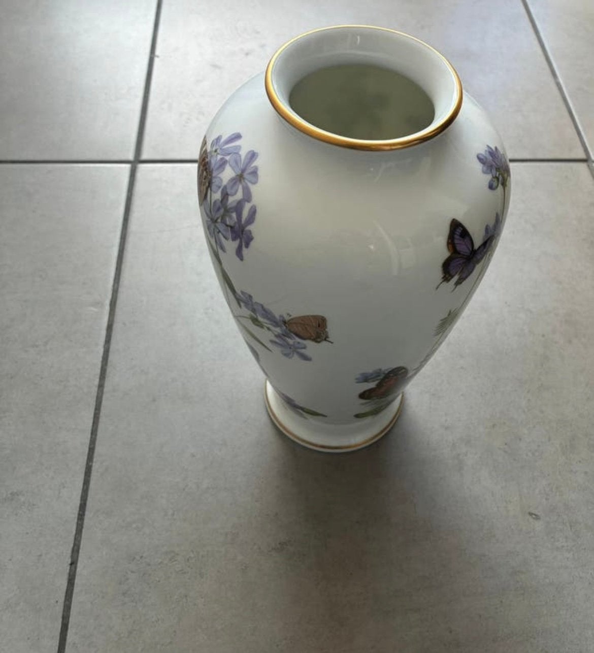 The Meadowland Butterfly Vase - John Wilkinson, Maison & Meubles, Accessoires pour la Maison | Vases, Enlèvement ou Envoi, Comme neuf