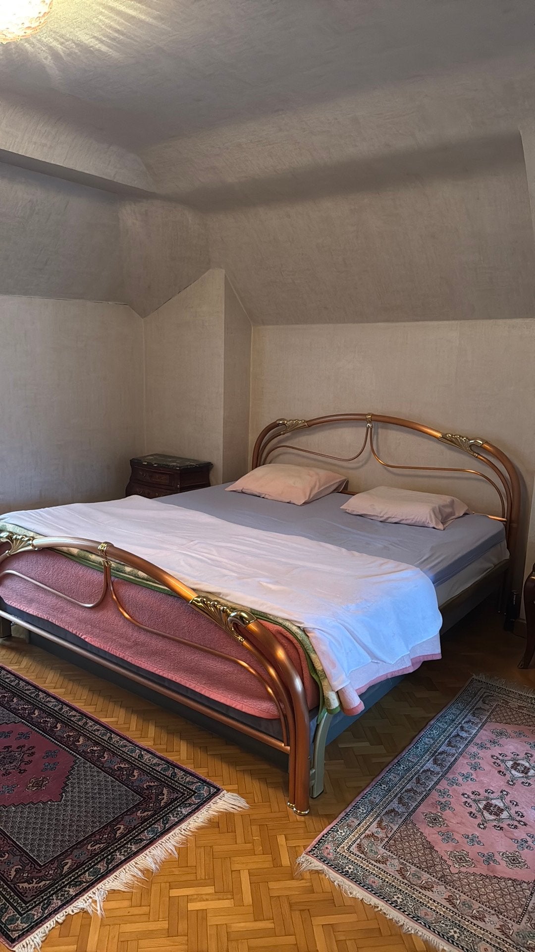 Cadre de lit en cuivre (rose nacré/doré) + armoire, Enlèvement, Utilisé