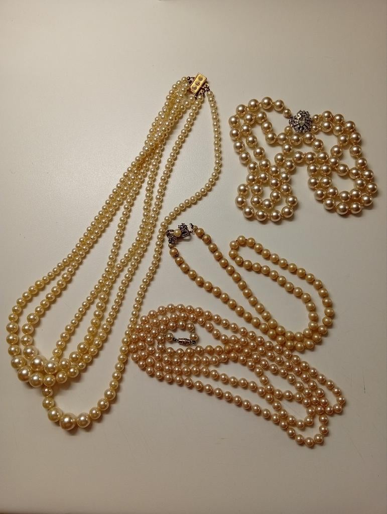 Lot van vier parelkettingen, Bijoux, Sacs & Beauté, Colliers, Enlèvement ou Envoi, Utilisé, Beige, Avec strass