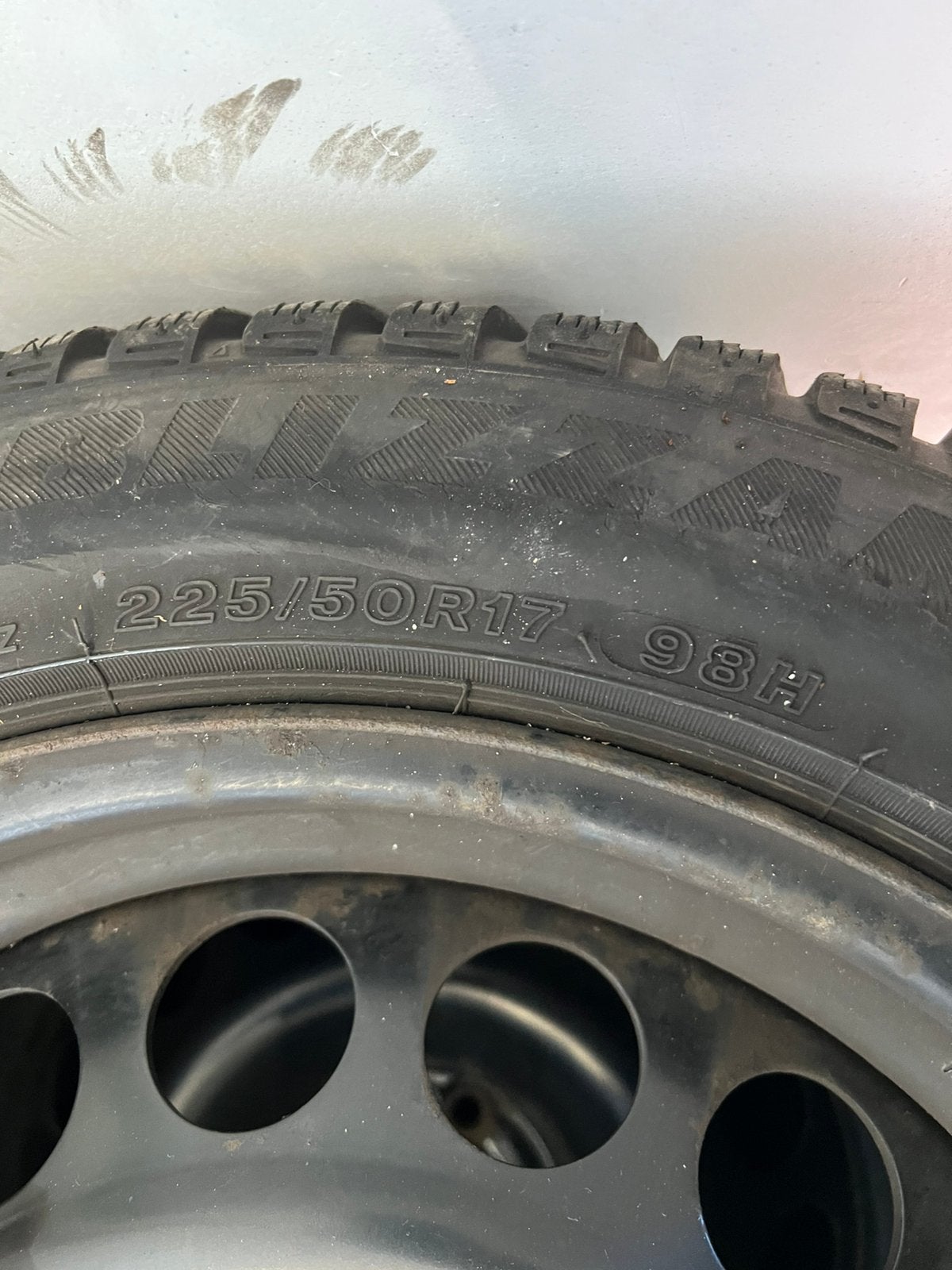 4 roues hiver Bridgestone 225/50 R17 98H jantes tôle, Enlèvement, Pneus hiver, Pneu(s)