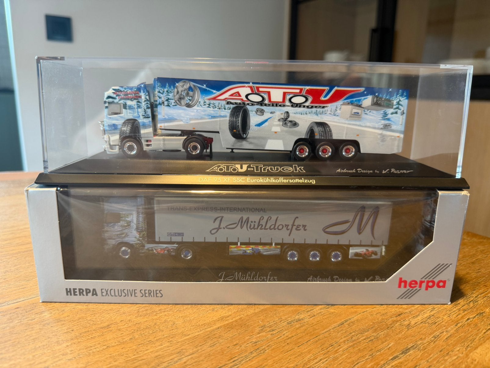 Herpa 2xDaf showtruck in stolp, Ophalen of Verzenden, Zo goed als nieuw, Bus of Vrachtwagen, Herpa
