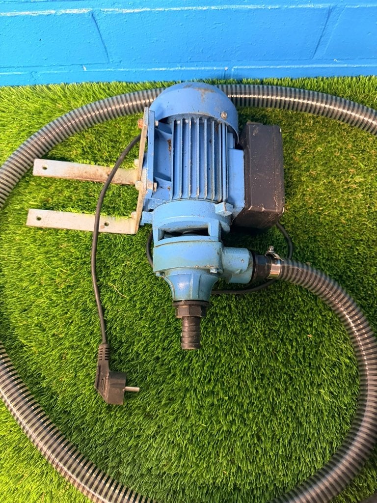 Elektrische zelfaanzuigende pomp met slangen WEGS / KG 115, Ophalen, Zo goed als nieuw