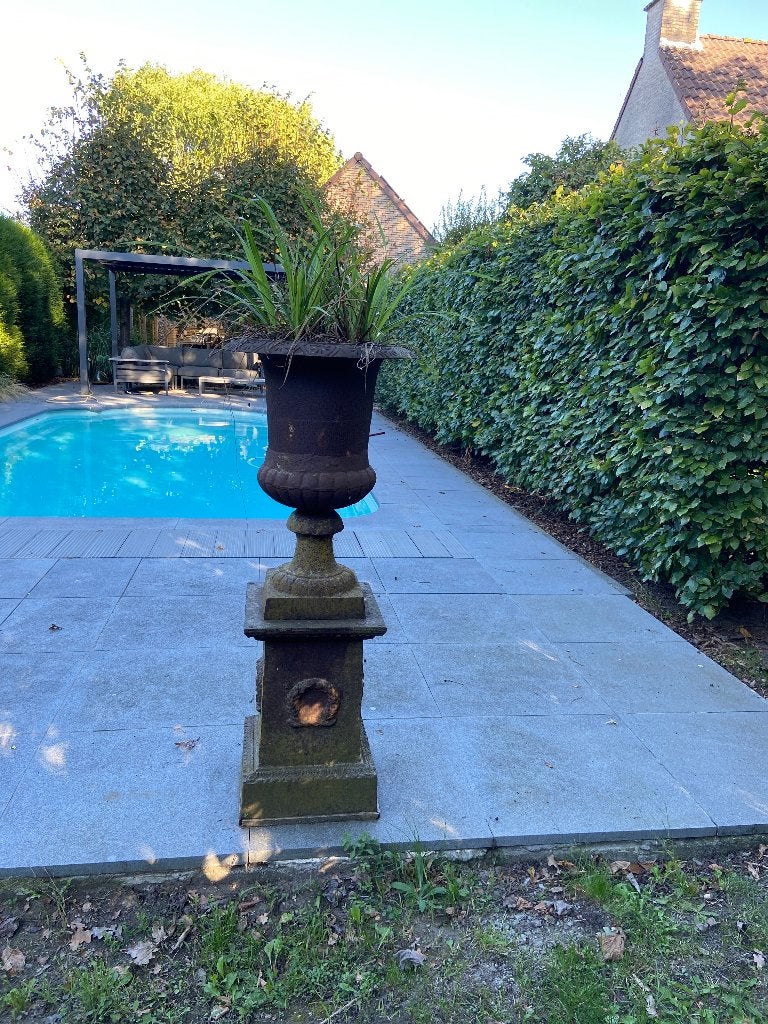 Klassieke gietijzeren tuinvazen op sokkel, Tuin en Terras, Ophalen