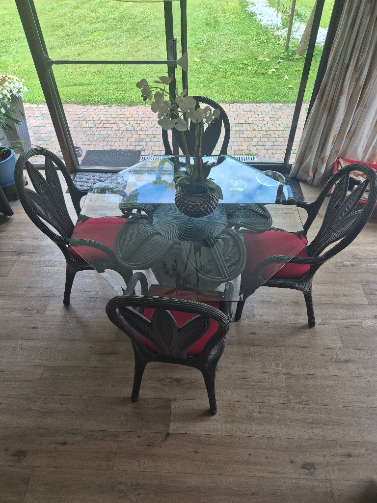 glazen tafel en stoelen, Huis en Inrichting, Tafels | Eettafels, Ophalen, Overige materialen, 100 tot 150 cm, Zo goed als nieuw