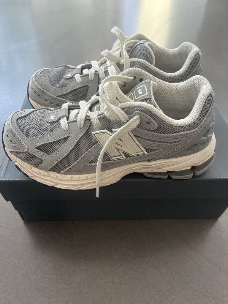 Sneakers grises de la marque New Balance taille 37, Garçon, Asics, Enlèvement ou Envoi, Comme neuf