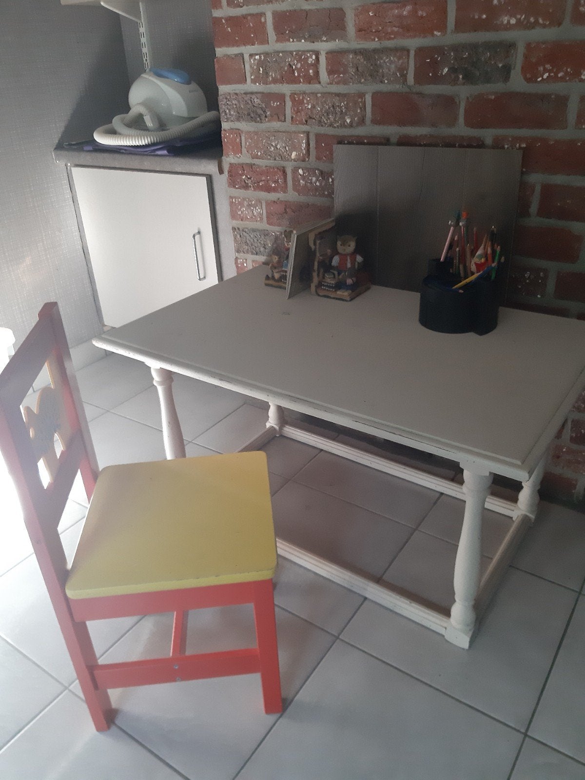 kleuterstoel en - tafel, geverfd, Ophalen, Zo goed als nieuw, Tafel(s) en Stoel(en)