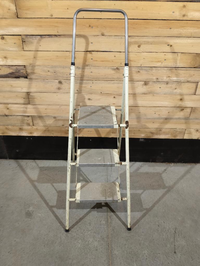 Escabeau pliable 3 marches – Echelle / Escabelle., Bricolage & Construction, Pliable ou rétractable/escamotable, Moins de 2 mètres