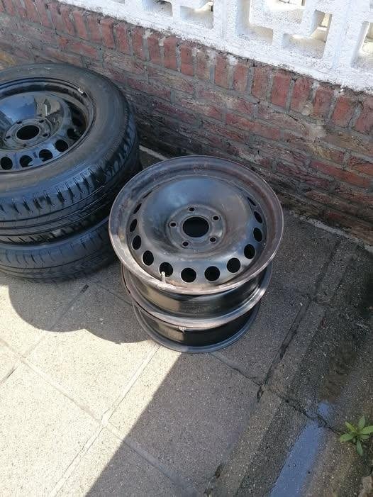 4 jantes tole renault 15 et 2 pneus nickel, 15 pouces, Pneus et Jantes, Véhicule de tourisme, Pneus été