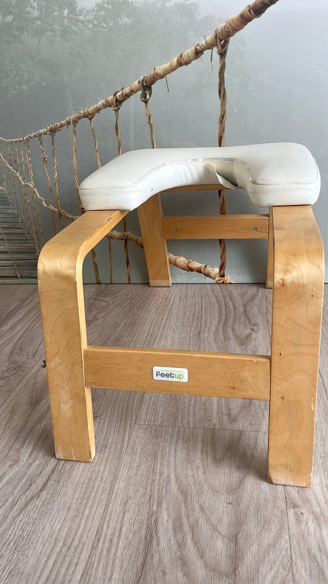 FeetUp witte leren kopstandstoel met houten basis, Maison & Meubles, Chaises, Enlèvement, Utilisé, Blanc, Cuir