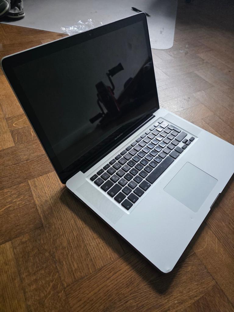 Macbook pro 15 2009 met linux, Computers en Software, Apple Macbooks, Ophalen of Verzenden