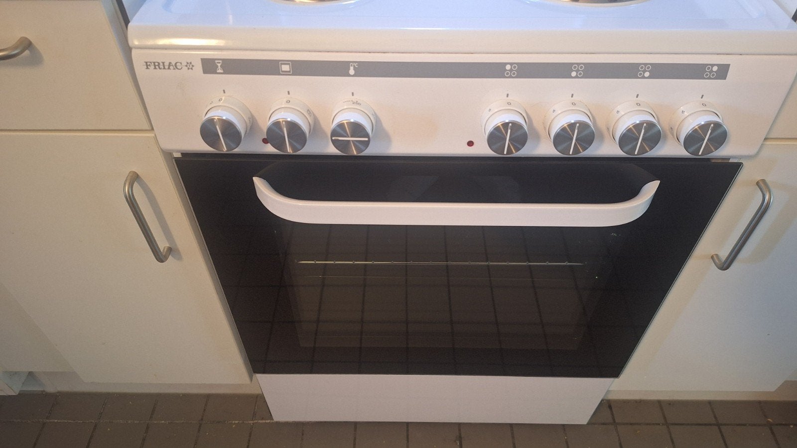 Electrisch fornuis, Elektronische apparatuur, Fornuizen, Ophalen, Nieuw, 4 kookzones, Energieklasse A of zuiniger