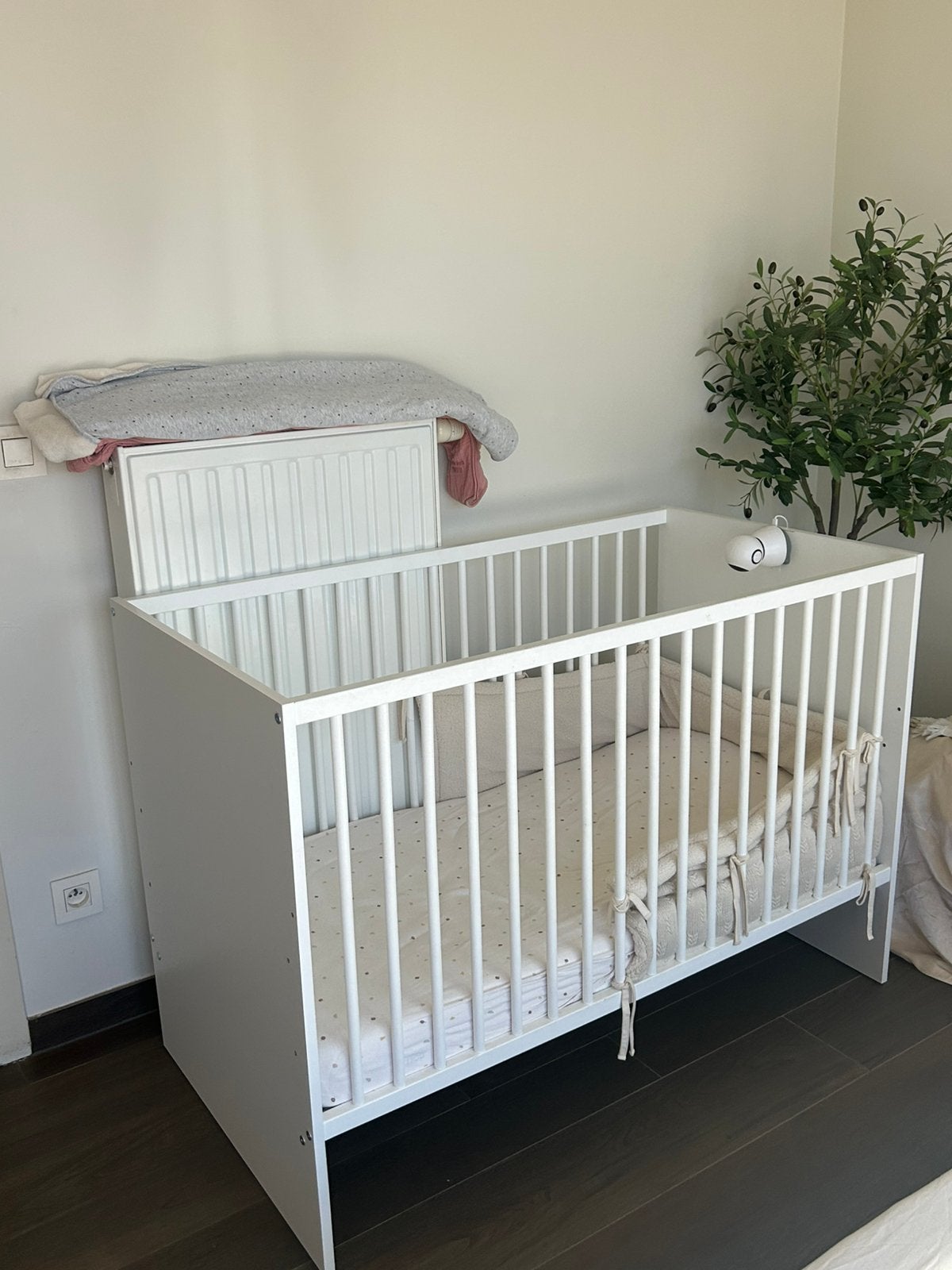Wit babybed - 120 x 60 cm - Zeer goede staat, Kinderen en Baby's, Babywiegjes en Ledikanten, Ophalen, Zo goed als nieuw, Ledikant