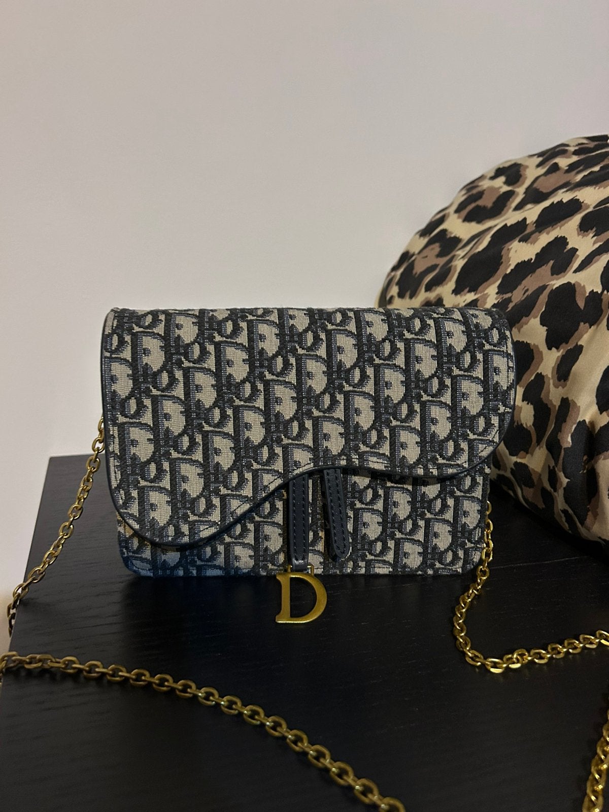 DIOR oblique-jacquard saddle pouch medium with chain, Handtassen en Accessoires, Ophalen, Zo goed als nieuw, Blauw, Schoudertasje