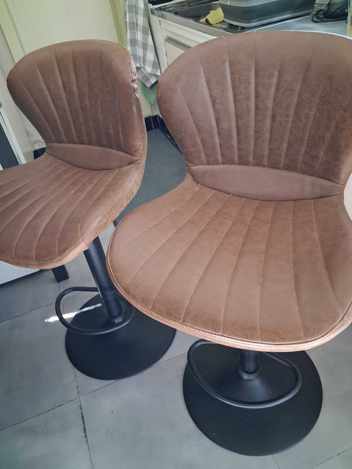 2 barstoelen  bruin, Ophalen, Gebruikt, Leer, 90 cm of meer