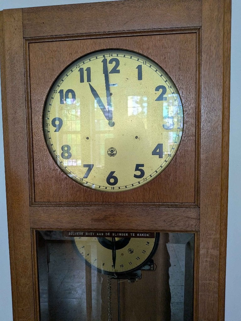 HORLOGE DE LA TOUR D'UNE ANCIENNE ÉGLISE, Enlèvement