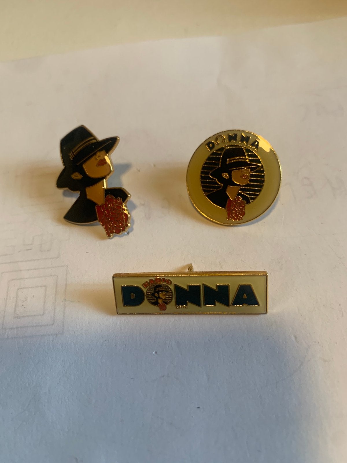Lot de 3 épingles rétro Radio Donna, Collections, Enlèvement ou Envoi, Comme neuf