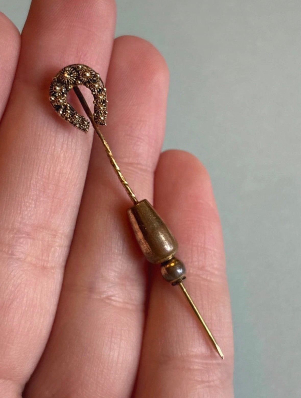 Épinglette en forme de fer à cheval en or 14 carats, Bijoux, Sacs & Beauté, Broches, Enlèvement ou Envoi, Or, Comme neuf, 4 à 7 cm