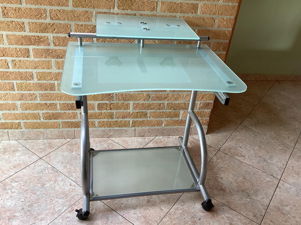 Bureau en verre trempé avec roulettes. Gratuit, Enlèvement
