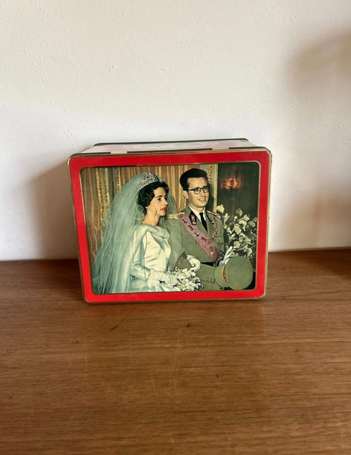 Boîte à biscuits vintage Roi Baudouin — Famille royale belge, Collections, Boîte en métal, Enlèvement ou Envoi, Utilisé