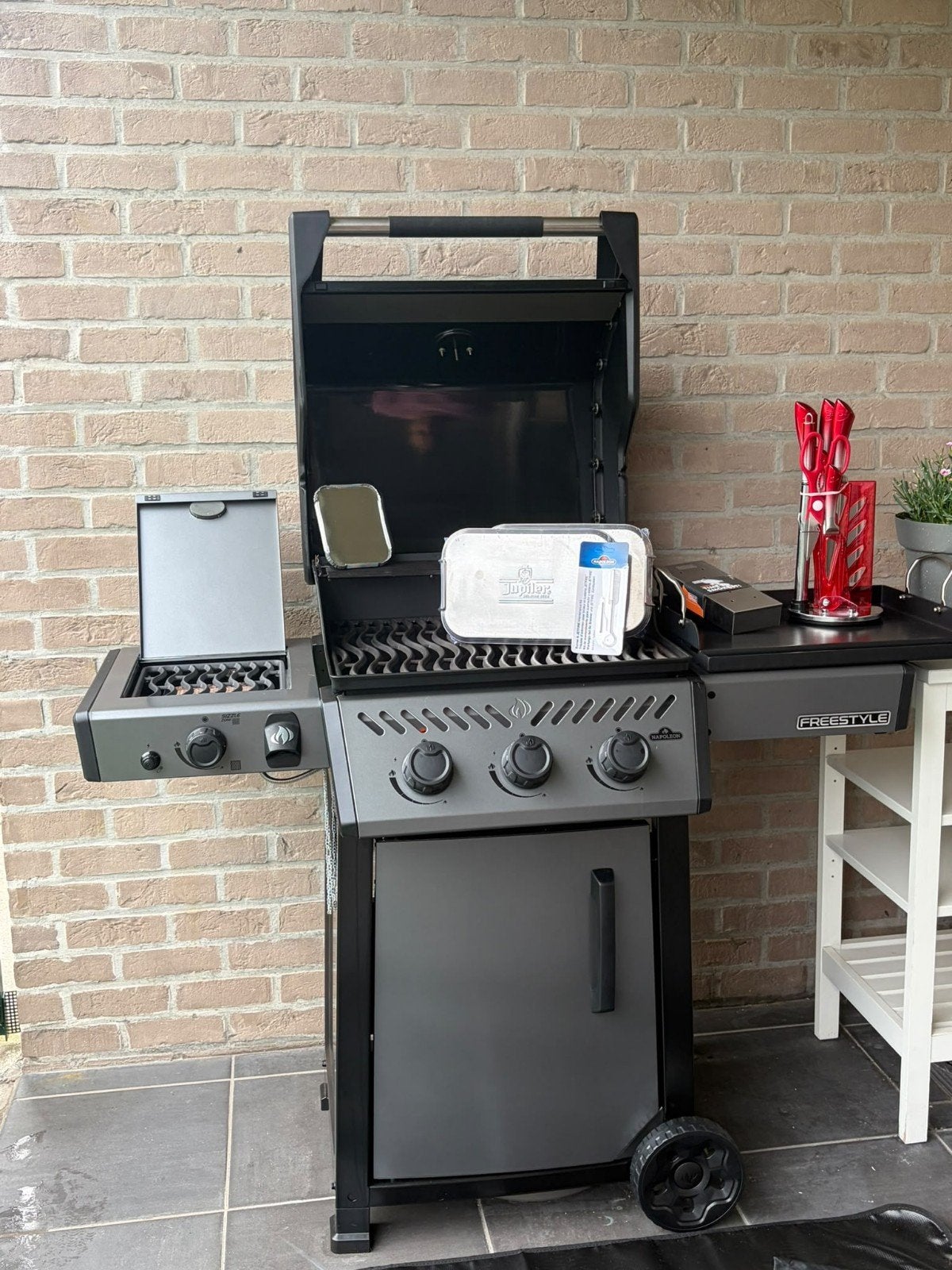 Napoleon Freestyle gas BBQ + zijbrander + accessoires – perf, Ophalen, Zo goed als nieuw, Napoleon
