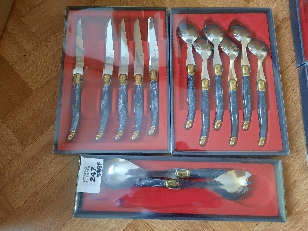 bestek laguiole donker blauw zeer mooi splinternieuw doosje, Maison & Meubles, Cuisine | Couverts, Neuf, Enlèvement ou Envoi