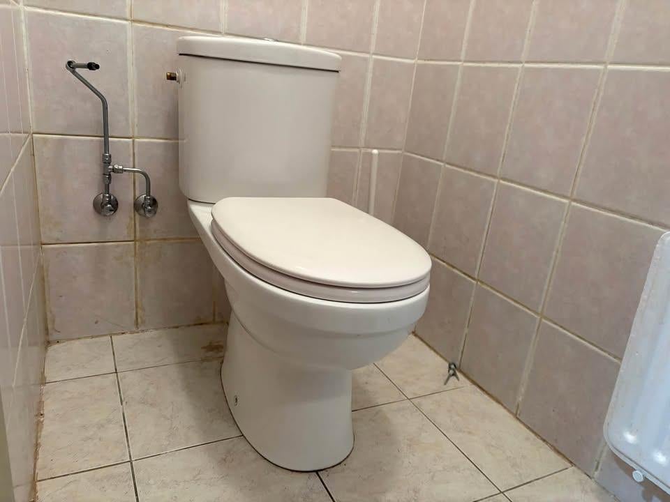 Toiletpot geberit onderuitlaat met softclose zitting, Ophalen, Zo goed als nieuw, Toilet
