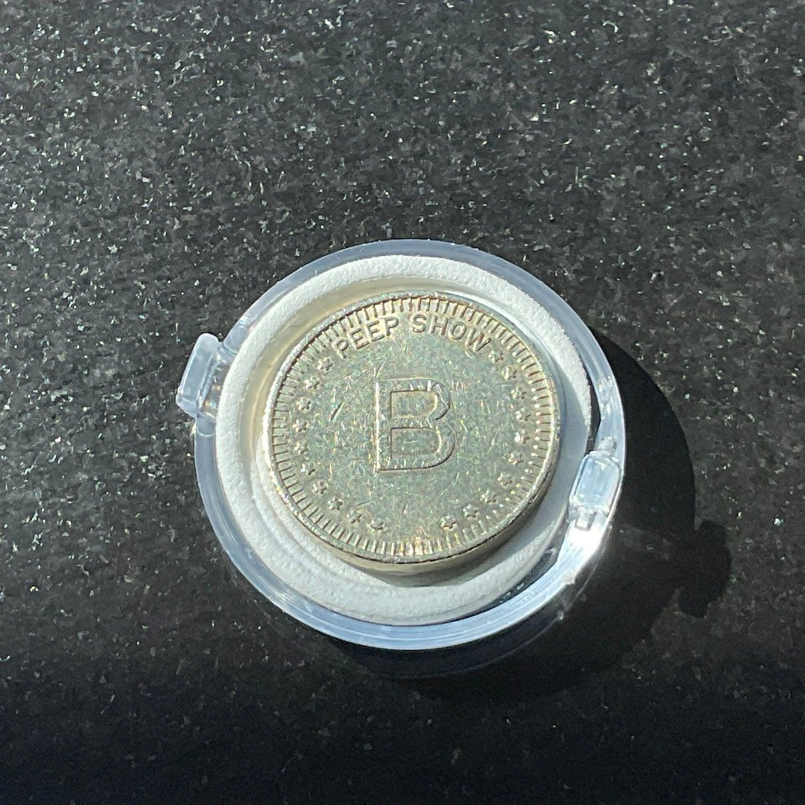 Badge Naughty - Peepshow, Envoi, Métal, Monnaie en vrac