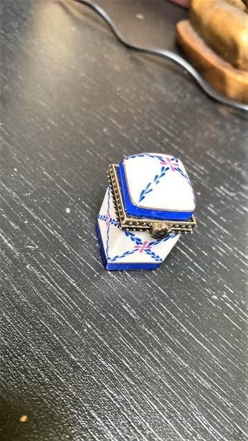 Magnifique ancien pilulier en porcelaine, Enlèvement ou Envoi