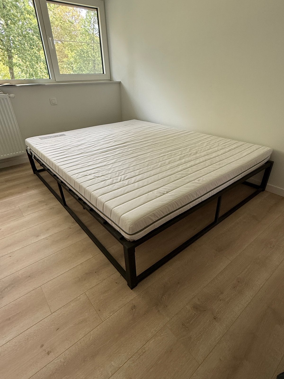 Bedframe + matras, Huis en Inrichting, Ophalen, Zo goed als nieuw