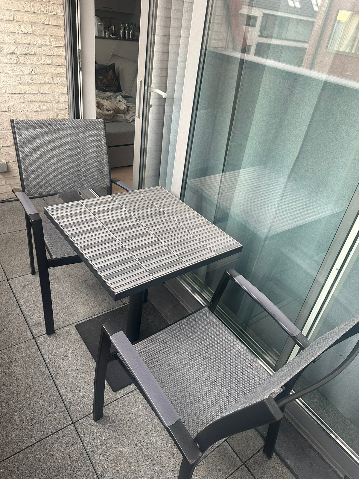 Grijze terrastafel bistrotafel en 2 terrasstoelen Jysk, Jardin & Terrasse, Enlèvement, Comme neuf