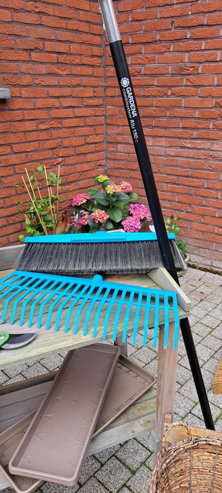Tuingerief en plantenbakken., Ophalen