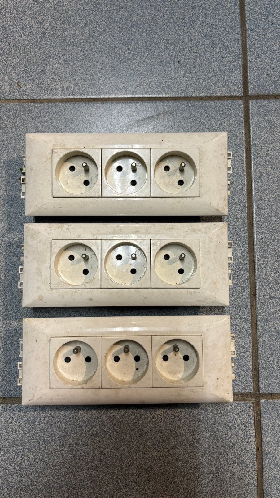 Prises Legrand pour goulotte, Bricolage & Construction, Enlèvement, Comme neuf