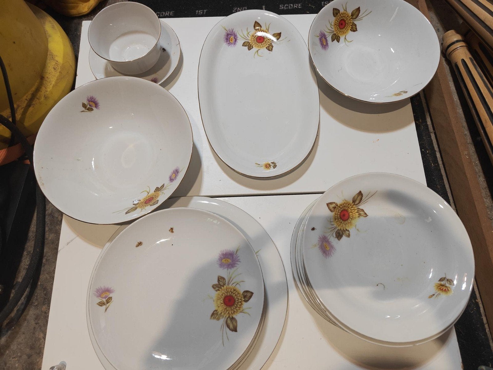Oud porseleinen servies met bloemenmotief – goudkleurige ran, Ophalen