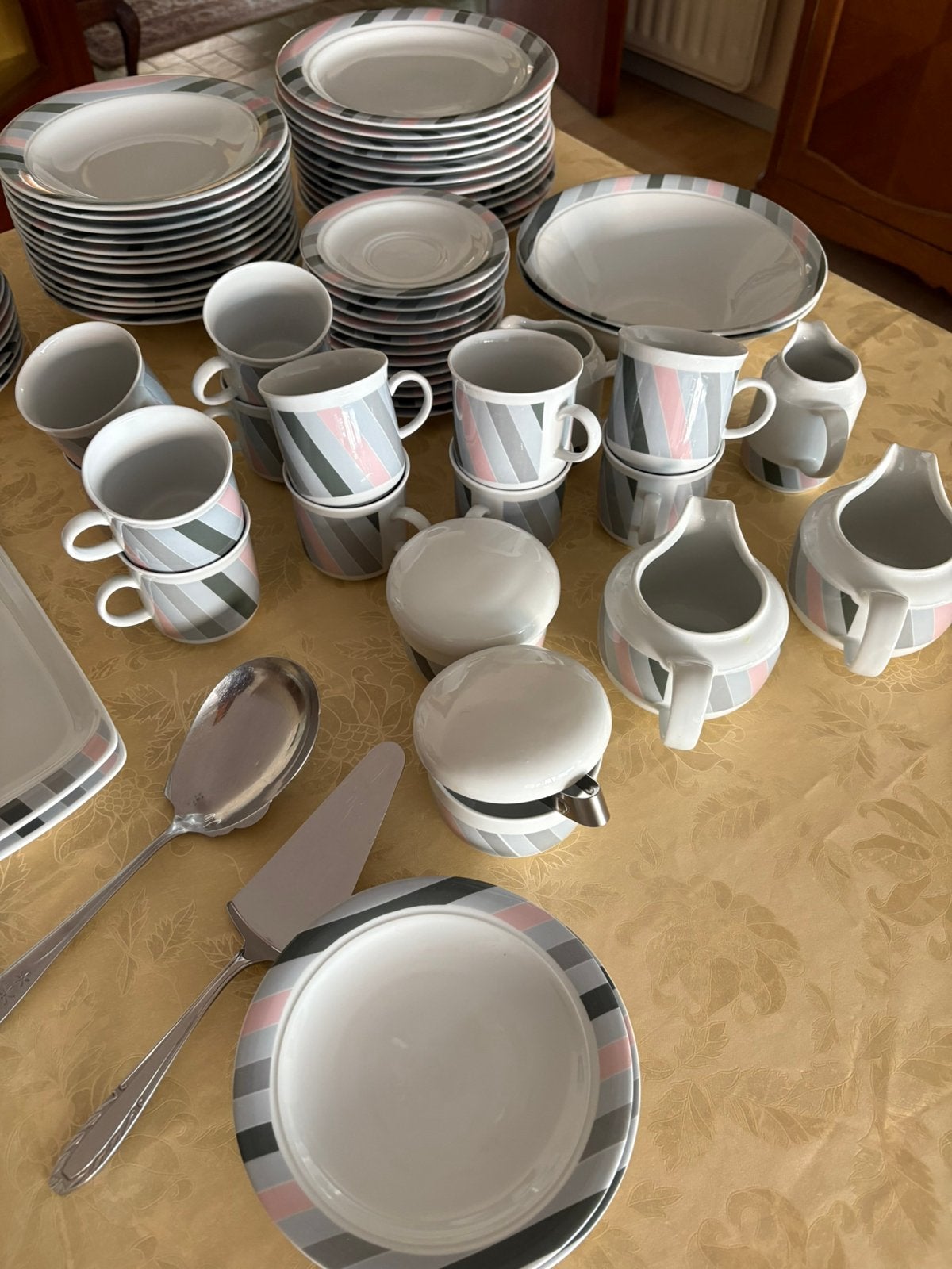 Modern servies compleet 72 delig, Ophalen