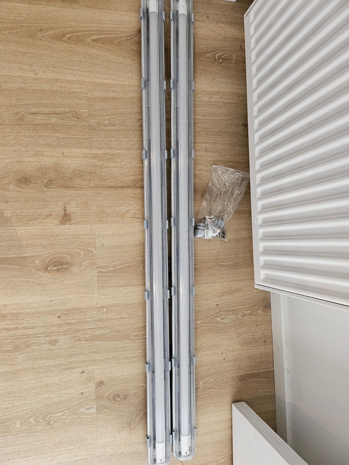 2 lampes tube neuves pour garage gris, Enlèvement