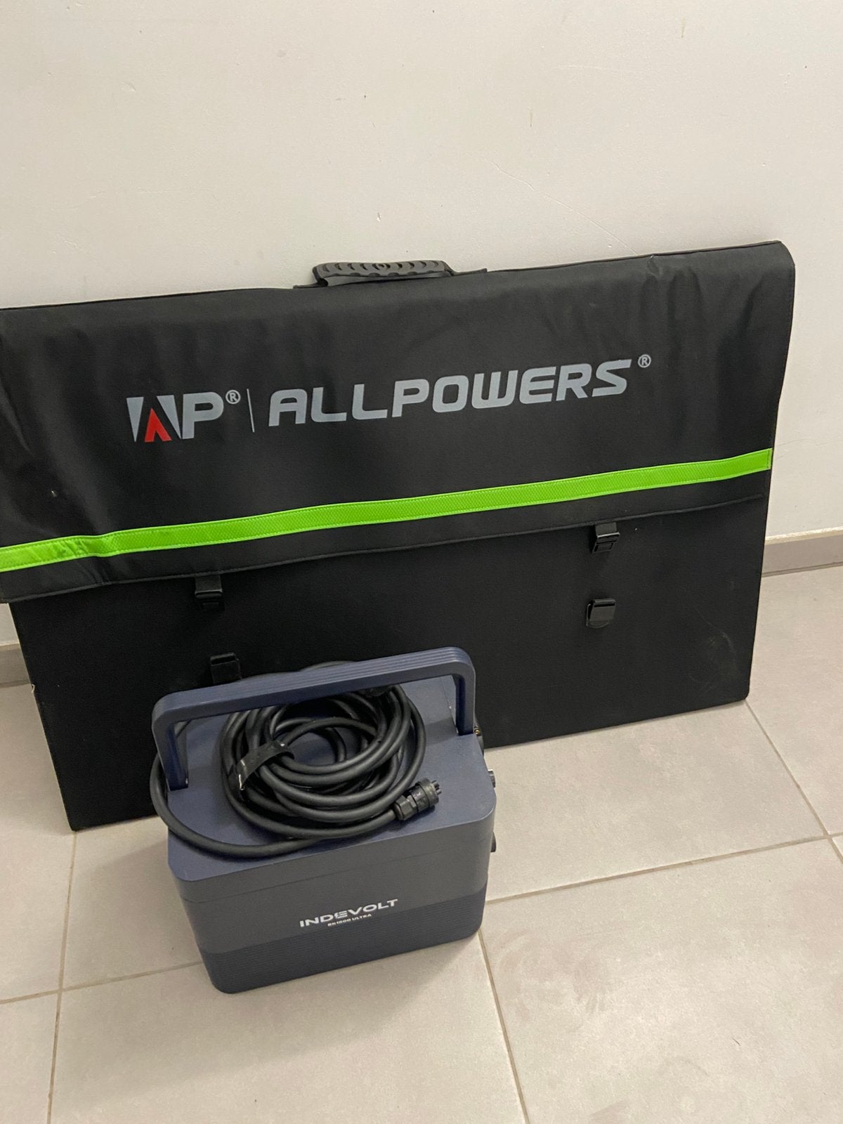 Batterie portable 1600 watts + panneau solaire 600 watts, Enlèvement, Comme neuf