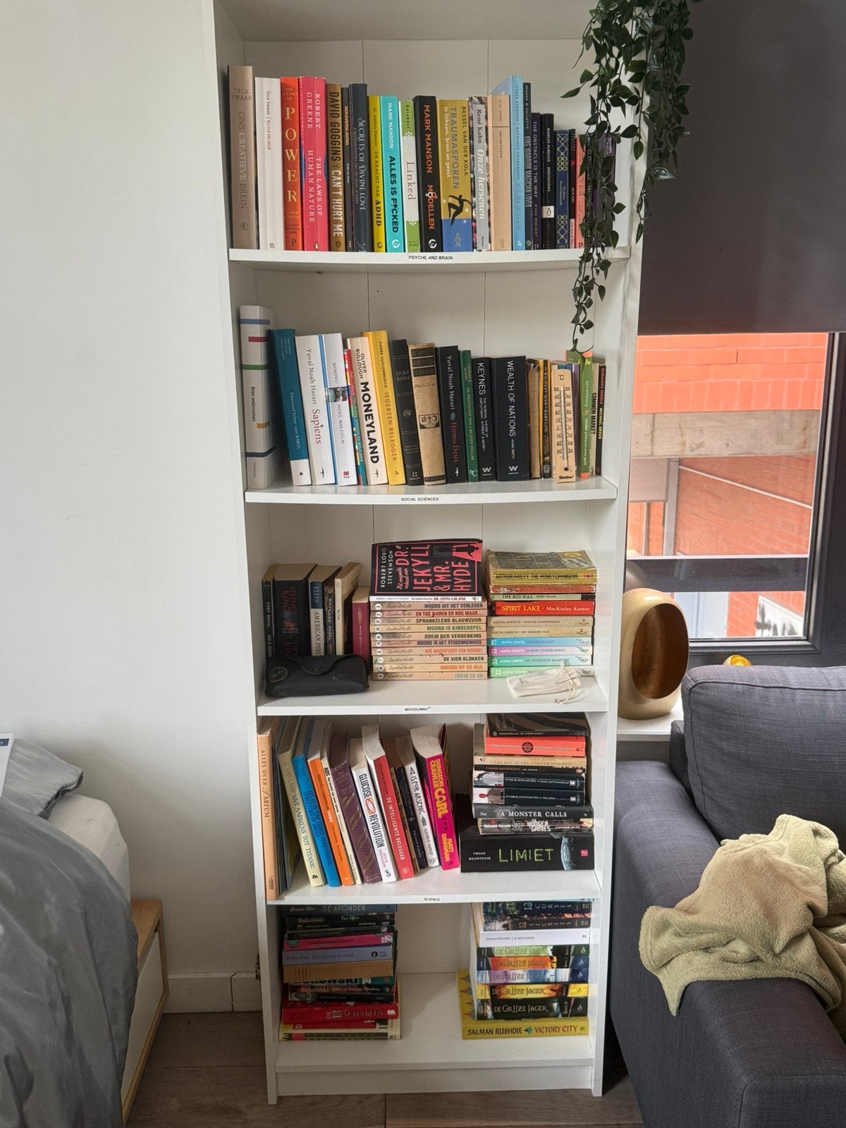 Witte boekenkast van Garby, Moins de 25 cm, Witte boekenkast die een elegante en eenvoudige luxe uitstraalt, Comme neuf, Enlèvement
