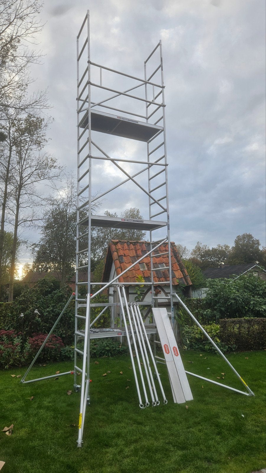 Altrex RS Tower 34 - Aluminium rolsteiger, Ophalen, Zo goed als nieuw, Rolsteiger of Kamersteiger, 5 meter of hoger