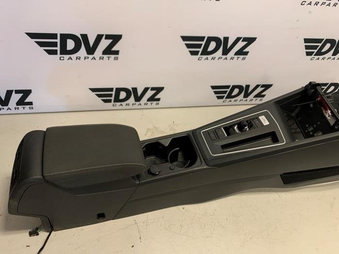 Middenconsoles van een Volkswagen Golf, Gebruikt, -, Volkswagen, -