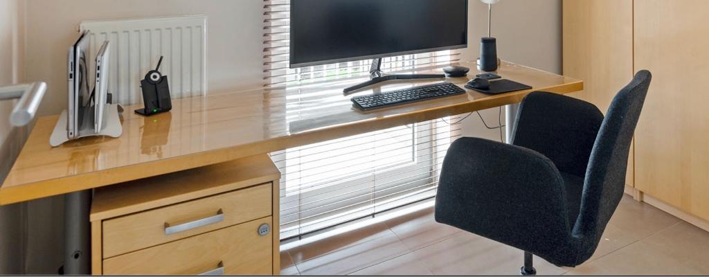 Bureau, Huis en Inrichting, Bureaus, Ophalen, Hout, In hoogte verstelbaar, Bruin