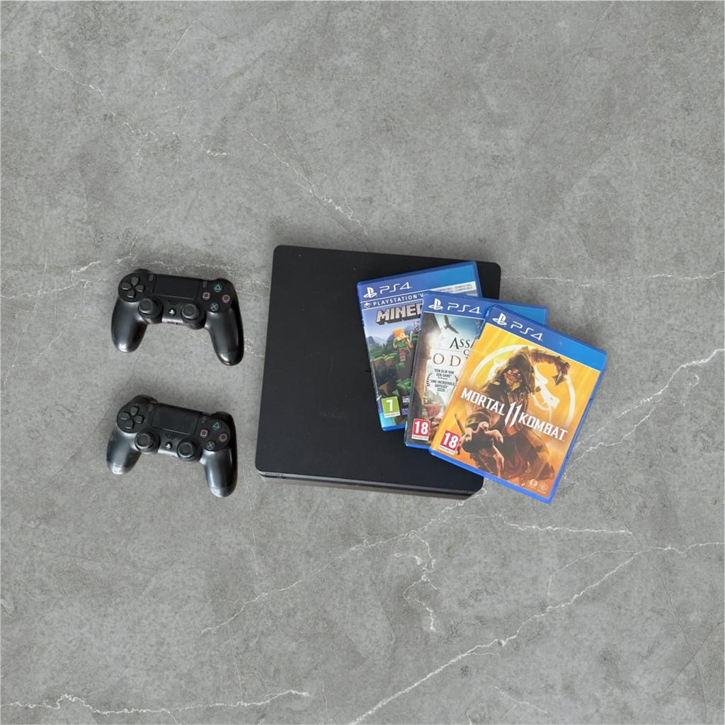 PS4 complete set+ 2 controllers + 3games direct speelbaar, Games en Spelcomputers, Spelcomputers | Sony PlayStation 4, Ophalen