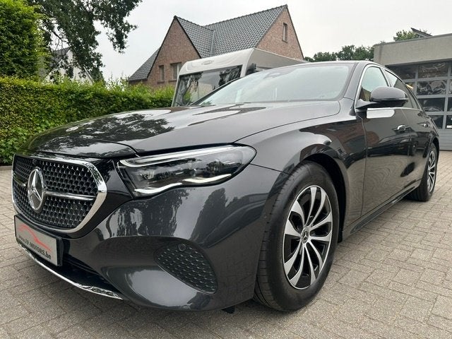 Mercedes E 200 van 03/2025 met 15500km in nieuwstaat!, Auto's, Mercedes-Benz, Automaat, Achterwielaandrijving, 4 cilinders, Leder en Stof